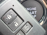 【キーレス】少し離れた場所からでもボタン一つでドアの開錠・施錠ができるのでとっても便利!ドアの鍵穴周りに傷をつけることもありません♪