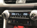 運転席、助手席別々に温度設定ができるデュアルエアコン装備です。男性が暑いと感じても、女性は寒いと感じる、そんな時の車内温度を別々に調節できるので、ストレスなくドライブをお楽しみいただけます。