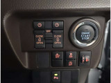 お車のキーはスマートキーです。キーを身につけた状態で車に近づき、ドアロックの解錠や施錠操作が出来ます。雨の日など両手がふさがっている時など、とっても便利ですね。