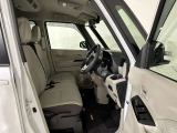 運転席側にはシートリフター機能が付いております。自分のスタイルに合った運転姿勢がとれ、快適に運転することができます。