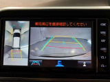 パノラミックビューモニター付きです。車両を上から見たような映像をモニター画面に表示。運転席からの目視では見にくい、車両周辺の状況をリアルタイムでしっかり確認できます。