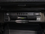 コンソール内一体型のビルトインETC装備!見た目の部分も良いですが、ETCカードの盗難防止になる設置箇所です!料金所の渋滞回避!時間帯・日によって料金の軽減を受けられます!ストレス知らずのドライブ!