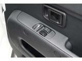 スイッチ一つで窓を開け閉めできるパワーウィンドウスイッチです。