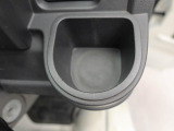 カップホルダーは運転席や助手席からちょうど手の届く位置です!!