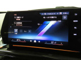 BMWカーブド・ディスプレイは、必要な情報をひと目で把握できるだけでなく、BMW iDriveの主要なインターフェイスとしてさまざまな機能の直観的な操作を可能にしています。