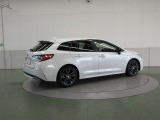 高級車の定番「ダブルウィッシュボーン式」のリヤサスペンションを採用。質感に優れた、心地よい乗車感を実現しています。