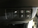 パワーテールゲートの開閉、パーキングセンサーや横滑りを防ぐVSA等のスイッチ類は運転席の右側、手の届きやすい位置にあります。
