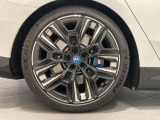 BMWの純正アロイホイールは軽量かつ強度にも優れているホイールで走行性能を引き上げる設計になっております。足元にもBMWは妥協がなくこだわっている個所になります。
