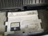 トランクルームにはパンク修理キットがあります。