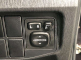 電動格納式ドアミラー付き。駐車場へ停めた時に、ボタン一つで左右のドアミラーをたたむ事ができます。