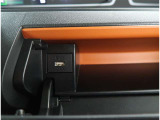 【USBポート】オーディオ/充電用と使い分けが出来てとっても便利です。