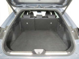 便利な6:4分割可倒式シートです。収納と乗車人数のバランスに優れています♪荷物の大きさに応じたラゲージスペースをフレキシブルに作り出せるので、シーンに応じた使い方ができます♪