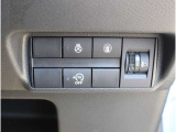 ステアリングヒーターのスイッチが運転席正面右下にございます。スイッチONで冷えた手も温まるので、冬の運転にうれしい快適装備ですね(*^^*)  アイドリングストップは燃費の向上をアシストします。