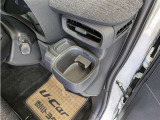 便利なカップホルダーを装備しています。 缶ジュースを開けて運転していると振動で倒れないかヒヤヒヤ、意外と置き場に困るもの。 意外に重要な装備ですね。