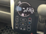 【オートエアコン】一度お好みの温度に設定すれば、車内の温度を検知し風量や温度を自動で調整。暑い&hellip;寒い&hellip;と何度もスイッチ操作をする必要はありません。快適な車内空間には必須の機能ですね♪