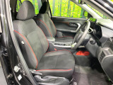 運転席まわりには十分なスペースがあり、大柄な方でもゆったり運転していただける環境です。