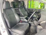 運転席まわりには十分なスペースがあり、大柄な方でもゆったり運転していただける環境です。