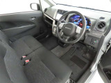 シンプルで使いやすいデザインの運転席です。