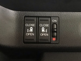 【両側パワースライドドア】両側がパワースライドドアになっており、運転席のスイッチやスマートキーでも開閉が可能です!開口部も広いので乗り降りも楽々♪
