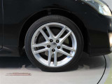 純正のアルミホイール装着車です。タイヤサイズは225/45R18です。