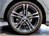 【BMWアロイホイル】軽量かつ強度に拘ったアロイホイル。走行性能ポテンシャルを引き出す設計。車の足元を引き締めてくれる大きなポイントはアロイホイルです。