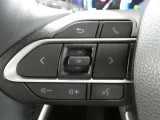 ステアリングスイッチ付き。オーディオの操作やハンズフリー通話も前方から目を離すことなく操作することが可能です。