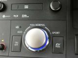 EVドライブモードで、早朝・深夜や屋内の駐車場などで、エンジン音や排気ガスを気にすることなく走れます。