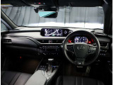 デザインもよく、居心地のよい運転席ですね。分かりやすいスイッチ類ですから操作もしやすく運転をサポートします。