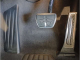 【ペダル】BMWはオルガン式アクセルペダルを採用しています。踏み込む足とペダルが同じ軌跡を描くため、かかとがずれにくく、アクセルコントロールがよりしやすくなるメリットがあります。