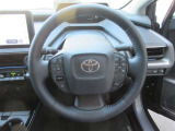 ステアリングから手を離さず、運転に集中したままオーディオ等の操作や安全装置の設定などが行えます。