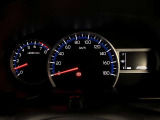 昼間でも見やすいオプティトロンメーターです。運転席前に配置し、フードを低く抑えることで運転中の視界の邪魔にならないので、視界も良好です!