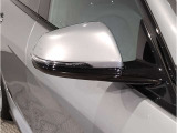 【BMWミラー】視認性の高いスタイリッシュなミラー。自動防眩機能も付いており夜間のドライビングをサポートします。