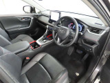 シンプルで使いやすいデザインの運転席です。