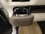 カップホルダーは運転席や助手席からちょうど手の届く位置です!!