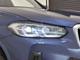 アダプティブLEDヘッドライトはステアリングを切った方向を照らします。