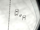 【ブラインドスポットモニター】走行中、ドアミラーの死角になりやすい箇所に後続車が接近するとサイドミラーのレンズに警告を表示!ドライバーに注意喚起をしてくれます。