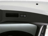 【パワーバックドア】パワーバックドア装着車です。ボタンを押すだけ、力要らずでドアの開閉が可能になります。