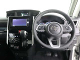 運転席側から見た写真です、お車にマッチングするように考えられたインパネデザイン!沢山のスイッチ類も運転させる方が使いやすい位置に配置されていますね!