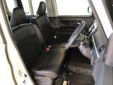 運転席の座面高さを調整できるシートリフターが付いています。フロントシートはベンチシートを採用で、座面も広く使い勝手もいいですよ♪
