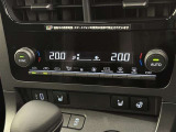 左右独立温度コントロールフルオートエアコンです。運転席、助手席それぞれで独立して温度設定ができます。冷え性の方が乗っても安心ですね♪
