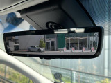 【デジタルインナーミラー】バックドア内側にカメラを取り付けてインナーミラーに後方映像を表示します。後席に同乗者がいても、クルマの後ろを広い範囲で表示します。