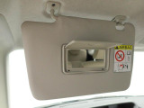 運転席、助手席のサンバイザーの裏にはバニティミラーが装備、身だしなみに役立ちます。