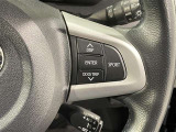 ステアリングスイッチ付きで、運転中に視線を前に向けたまま操作できます。