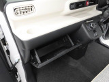 ステアリングスイッチ付きですので対応ナビをご用命頂けましたらテレビやCD等の音量変更がハンドルを持ったままできます♪対応の純正ナビのご提案も当店にお任せ下さい♪
