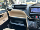 グローボックスの上にも収納ボックスが更に装備されています。収納箇所も豊富なので車内もスッキリ片付けられます。