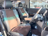 運転席まわりには十分なスペースがあり、大柄な方でもゆったり運転していただける環境です。