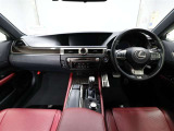 上質で落ち着いた印象のインパネ。視界も広々で運転しやすいです。