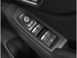 運転席ドアにはパワーウィンドウスイッチが集約され、ドアミラー調整スイッチも装備!1か所で簡単に操作が可能です!