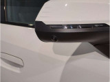 BMWのミラーは車種によって異なりますがレーンチェンジウォーニングが装備されております。詳しくは当店スタッフまでお問い合わせくださいませ。