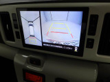 【パノラマモニター】上からの映像を表示。前後左右のカメラで合成し、運転席からの目視だけでは確認しにくい状況をリアルタイムで見晴らせます